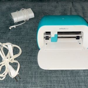 Cricut Joy Crafting Machine in Teal and White